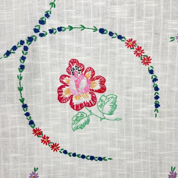 VTG White Linen Kitchen Tablecloth Hand Embroidered Red Roses Square 32.5 x 34.5 - Picture 11 of 12